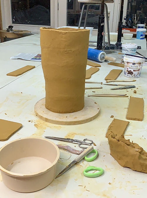 Arbeitsprozess: Aufbau eines hohen Blumentopfs