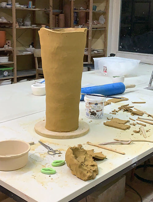 Arbeitsprozess: Aufbau eines hohen Blumentopfs