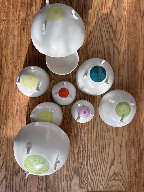 Fertigglasierte Porzellanschalen unterschiedlicher Größe mit unterschiedlich farbigen Punkten auf der Unterseite