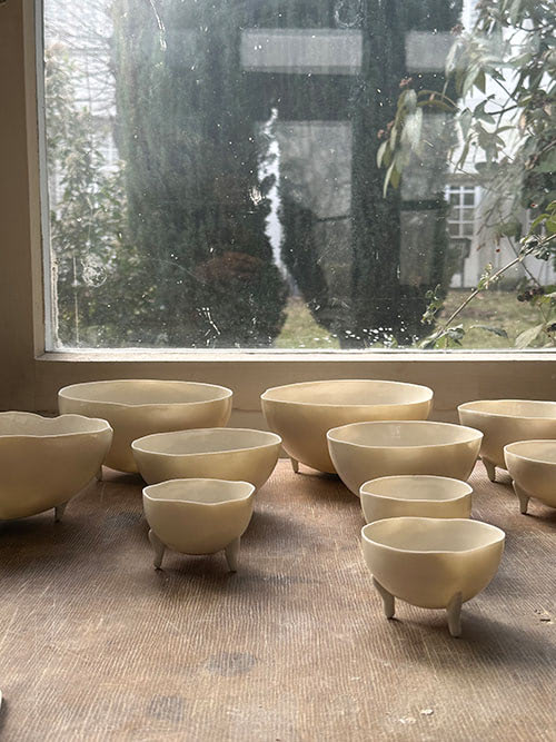 Porzellanschalen gegen das Licht, zeigt Transparenz