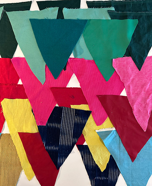 bunte Fähnchen aus Stoff ausgeschnitten